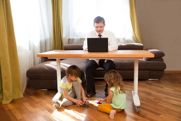 Hemmakontoret Arbeta Hemifrån Mot Pappa Och Två Barn Arbeta Bärbar — Stockfoto