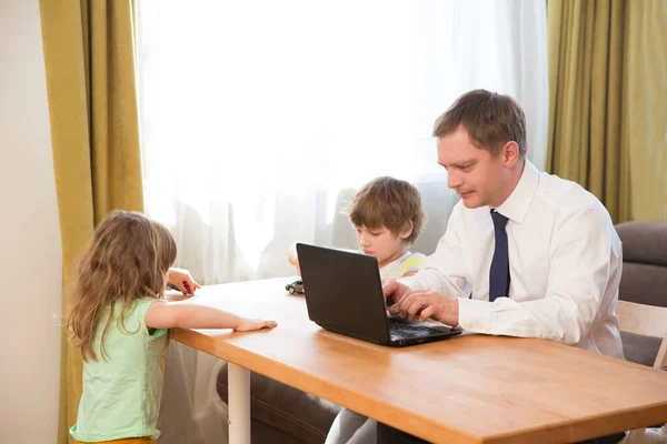 Hemmakontoret Arbeta Hemifrån Mot Pappa Och Två Barn Arbeta Bärbar — Stockfoto