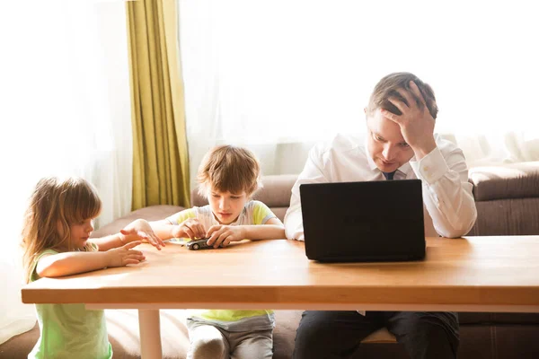 Belügyminisztérium Otthonról Dolgozva Apa Két Gyerek Egy Laptopon Dolgozik Otthon — Stock Fotó