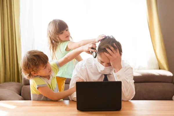 Hemmakontoret Arbeta Hemifrån Mot Pappa Med Medicinsk Ansiktsmask Arbeta Med — Stockfoto