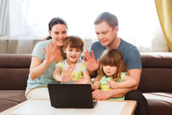 Föräldrar Och Två Barn Hemma Karantän Coronavirus Stanna Hemma Koncept — Stockfoto