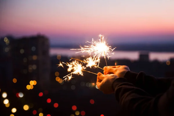 Mãos Com Faíscas Bengala Fogo Que Bokeh Cidades Fundo Casa — Fotografia de Stock