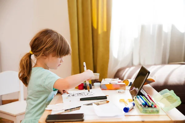 Bambina Disegna Guarda Una Lezione Disegno Online Tablet Casa Concetto — Foto Stock