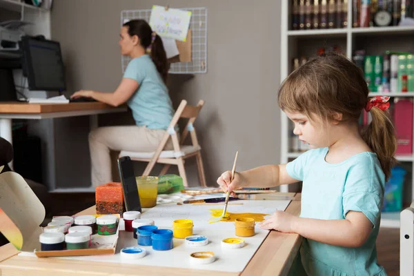 Arbeta Hemifrån Med Barn Liten Flicka Ritar Och Tittar Teckningslektion — Stockfoto