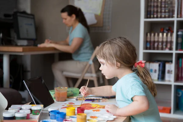 Arbeta Hemifrån Med Barn Liten Flicka Ritar Och Tittar Teckningslektion — Stockfoto