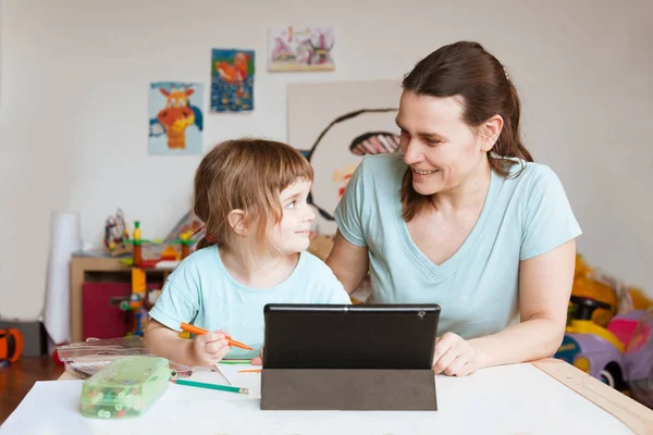 Barn Flicka Och Mamma Med Hjälp Digitala Tablett Och Studera — Stockfoto