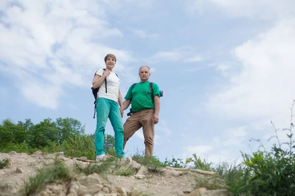 Pareja Ancianos Con Mochilas Viaja Por Las Montañas Pareja Mayor — Foto de Stock