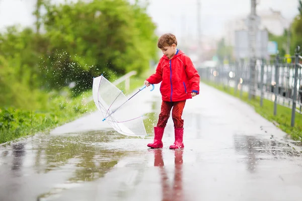 Маленький Мальчик Зонтиком Играет Дождем Летом Открытом Воздухе — стоковое фото