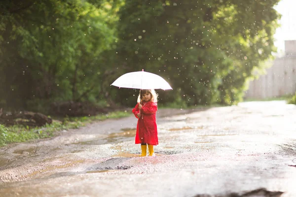 Glückliches Kind Mit Sonnenschirm Spielt Auch Sommer Freien Pool — Stockfoto