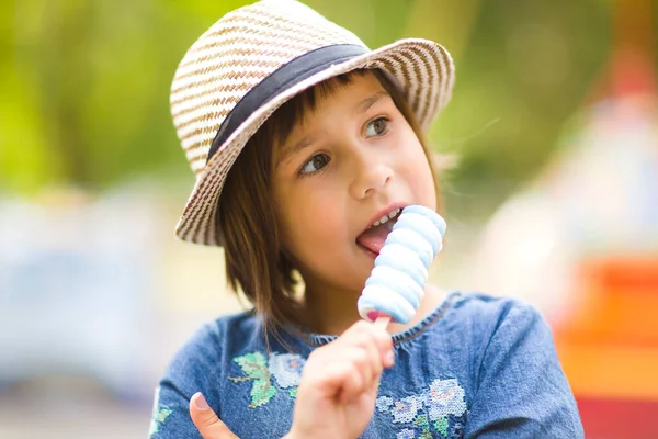 Веселая Маленькая Девочка Ест Мороженое Открытом Воздухе — стоковое фото