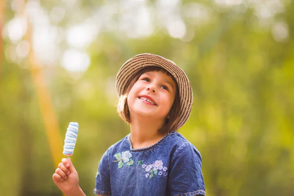 Alegre Niña Comiendo Helado Aire Libre —  Fotos de Stock