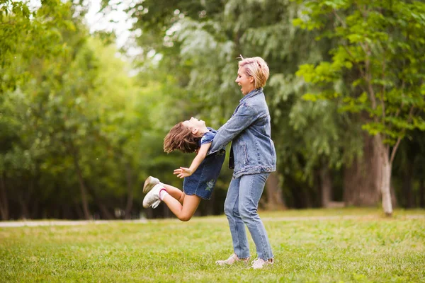 Madre Hija Jugando Riendo Juntas Verano Aire Libre —  Fotos de Stock