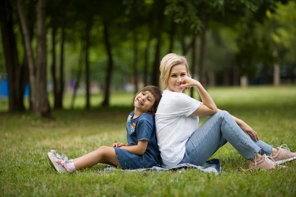 Mother Little Daughter Playing Laughing Together Summer Outdoors — Stock Photo, Image