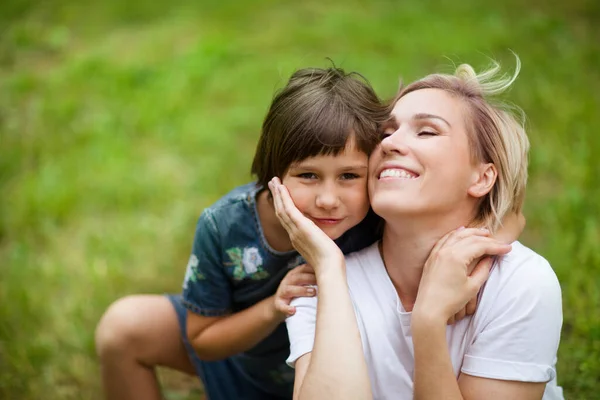 Mutter Und Kleine Tochter Spielen Sommer Gemeinsam Freien — Stockfoto