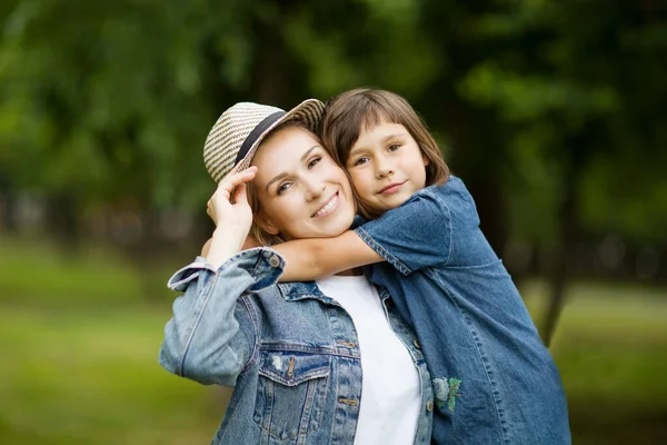 Mother Little Daughter Playing Laughing Together Summer Outdoors — Stock Photo, Image