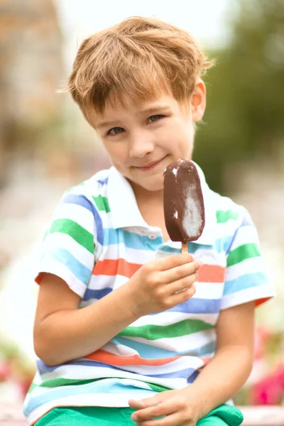 Милый Счастливый Ребенок Ест Мороженое Открытом Воздухе Концепция Детства — стоковое фото