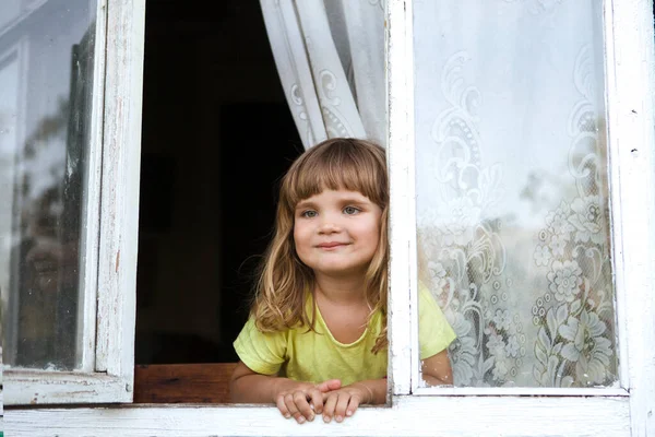 Boldog Gyermek Lány Néz Nyitott Ablakon Régi Falu Ház — Stock Fotó