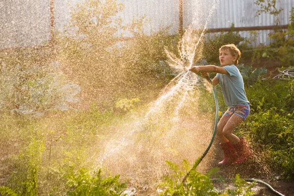 Hild Ragazzo Che Gioca Con Tubo Giardino Sulla Calda Soleggiata — Foto Stock