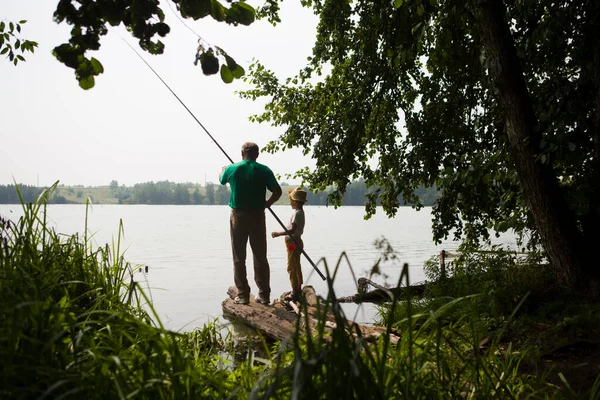 Uomo Anziano Pesca Con Nipote Sul Lago — Foto Stock