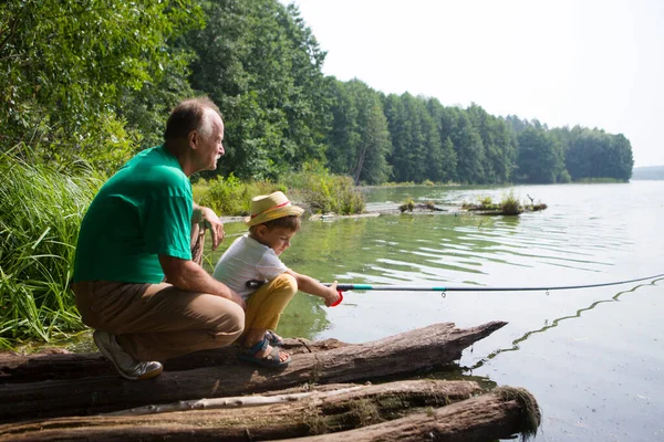 Uomo Anziano Pesca Con Nipote Sul Lago — Foto Stock