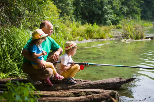 Uomo Anziano Nipoti Pesca Insieme Sul Lago — Foto Stock