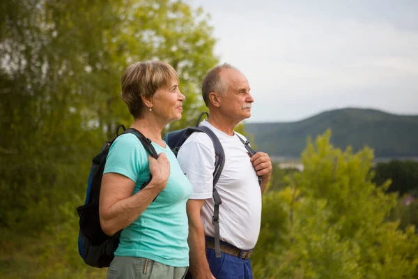 Pareja Ancianos Con Mochila Montaña Pareja Mayor Caminando Naturaleza Concepto — Foto de Stock