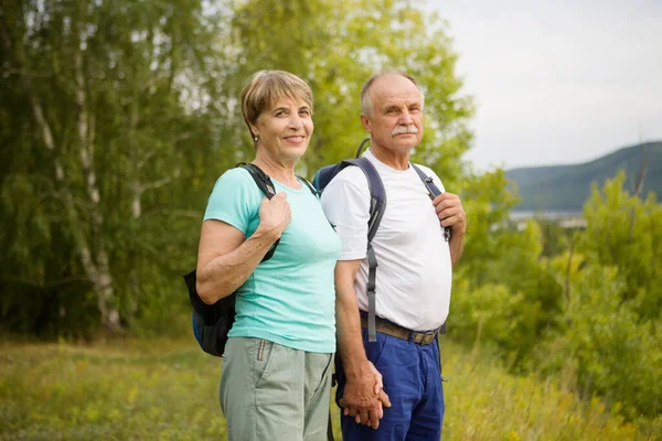 Pareja Ancianos Con Mochila Montaña Pareja Mayor Caminando Naturaleza Concepto — Foto de Stock