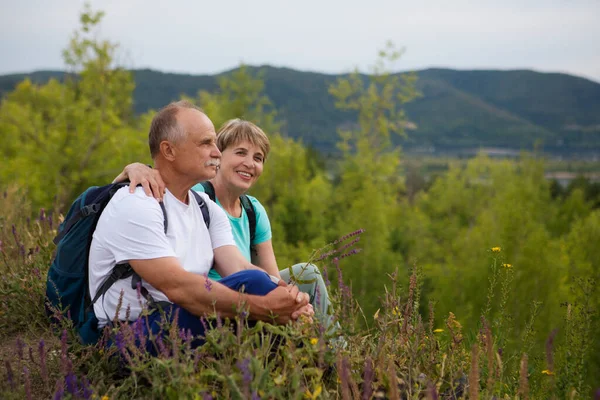 Pareja Ancianos Con Mochilas Sienta Montaña Pareja Mayor Caminando Naturaleza — Foto de Stock