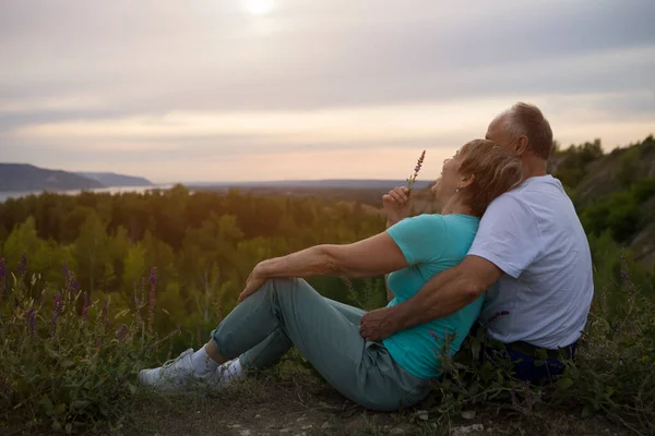 Pareja Ancianos Sienta Montaña Atardecer Pareja Mayor Caminando Naturaleza Concepto — Foto de Stock