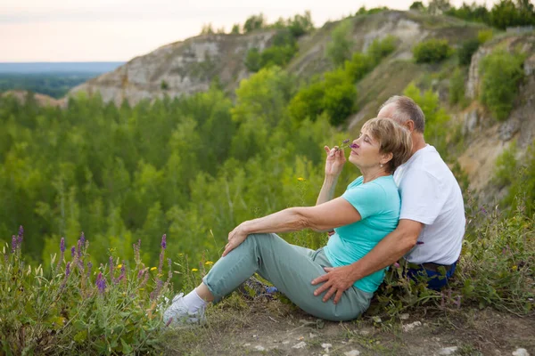 Pareja Ancianos Sienta Montaña Atardecer Pareja Mayor Caminando Naturaleza Concepto — Foto de Stock