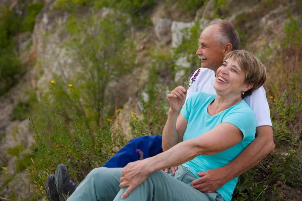 Pareja Ancianos Sienta Montaña Atardecer Pareja Mayor Caminando Naturaleza Concepto — Foto de Stock