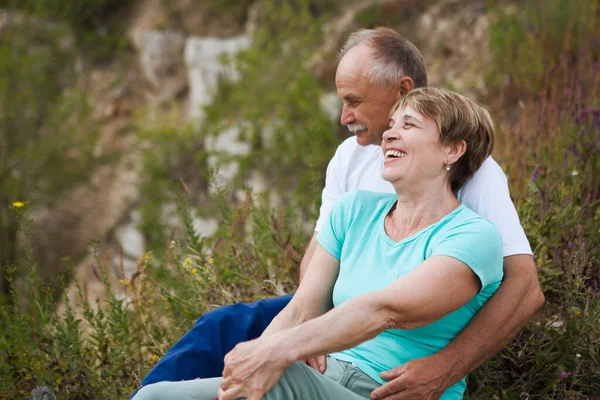 Pareja Ancianos Sienta Montaña Atardecer Pareja Mayor Caminando Naturaleza Concepto — Foto de Stock