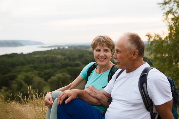 Pareja Ancianos Con Mochilas Sienta Montaña Pareja Mayor Caminando Naturaleza — Foto de Stock