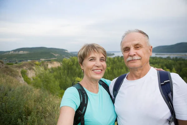 Pareja Mayor Con Mochilas Montaña Tomando Una Selfie Pareja Mayor — Foto de Stock