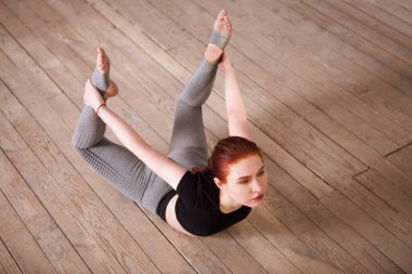 Şehir geçmişinde yoga yapan genç bir kadın. Bir dizi yoga pozu. Fitness, spor, yoga - konsept.