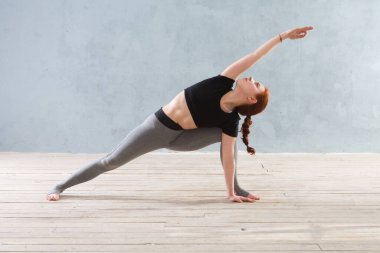 Şehir geçmişinde yoga yapan genç bir kadın. Bir dizi yoga pozu. Fitness, spor, yoga - konsept.