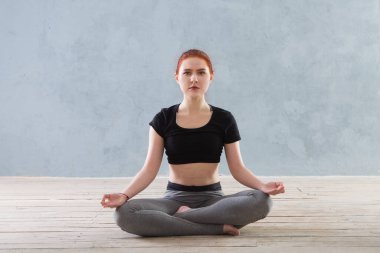  Evde idman yapmak yok. Evde vücut ağırlığı egzersizi. Evde esneme hareketleri yapan bir kadın. Sağlıklı ve spor yaşam tarzı. Sporcu kız yoga egzersizi yapıyor.. 