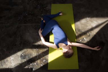Şehir duvarında yoga yapan güzel bir genç kadının portresi. Bir dizi yoga pozu. Fitness, spor, yoga - konsept.