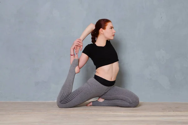 Junge Frau Praktiziert Yoga Einem Städtischen Hintergrund Eine Reihe Von — Stockfoto