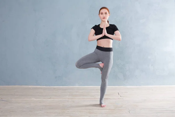 Young Woman Practicing Yoga Urban Background Series Yoga Poses Fitness — Stock Photo, Image