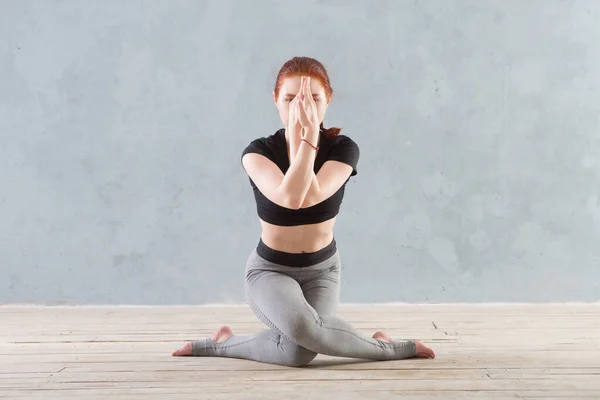 Young Woman Practicing Yoga Urban Background Series Yoga Poses Fitness — Stock Photo, Image