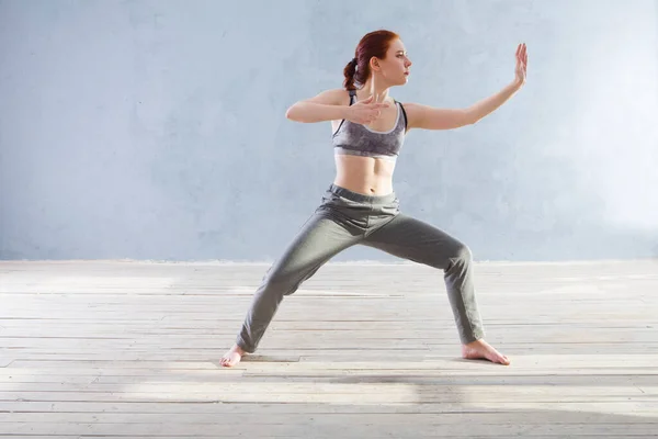 Genç kadın spor salonunda tai chi chuan yapıyor. Çin yönetimi becerisi Qi 'nin enerjisi.