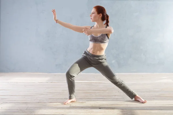 Genç kadın spor salonunda tai chi chuan yapıyor. Çin yönetimi becerisi Qi 'nin enerjisi.
