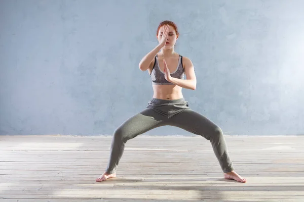 Young Woman Praticing Tai Chi Chuan Gym Chinese Management Skill — Stock Photo, Image