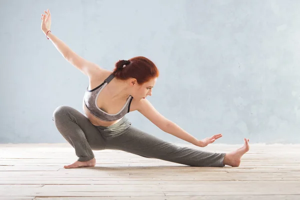 Young Woman Praticing Tai Chi Chuan Gym Chinese Management Skill — Stock Photo, Image