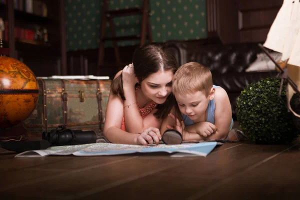 Famiglia Madre Piccolo Figlio Studiano Mappa Scegliere Percorso Viaggio Famiglia — Foto Stock