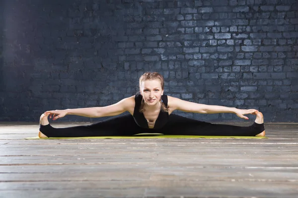 Portrait Beautiful Young Woman Practicing Yoga Urban Wall Series Yoga — Stock Photo, Image