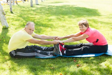 Mutlu yaşlı yaşlı çift dışarıda spor yapıyor. Sağlıklı yaşam tarzı kavramı. Sosyal Mesafe 