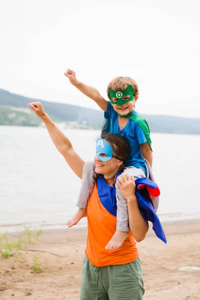 Niño Madre Jugando Superhéroe Juntos Divertirse Aire Libre Concepto Familia —  Fotos de Stock