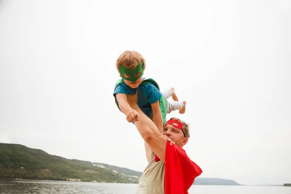 Niño Padre Jugando Superhéroe Juntos Divertirse Aire Libre Concepto Familia —  Fotos de Stock